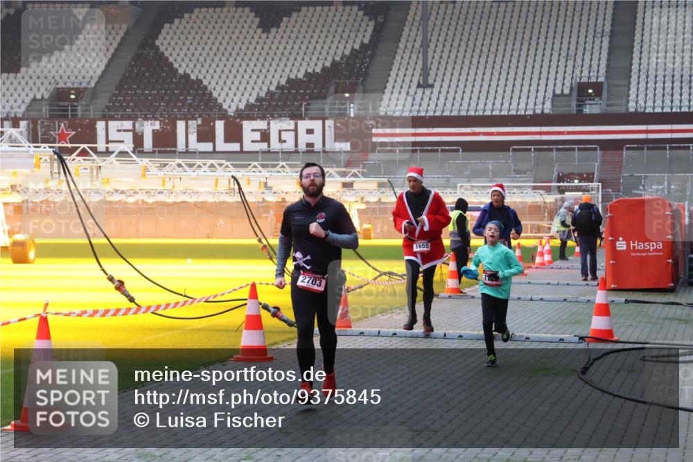 07.12.2025 - St. Pauli X-Mass-Run No. 15 Luisa Fischer http://msf.ph/oto/9375845 07.12.2025 09:55:04 Ziel 2703, 1655, 1375, 1649, 1655, 1722, 2036, 2133, 2209, 2703, 2900, 3310, 3338 meine-sportfotos.de
