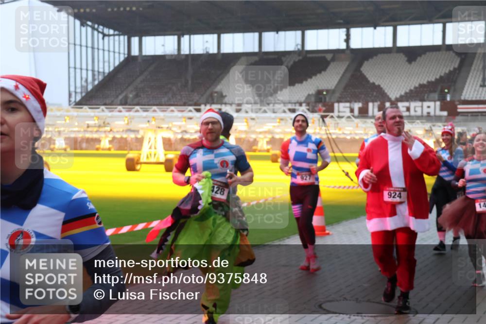 07.12.2025 - St. Pauli X-Mass-Run No. 15 Luisa Fischer http://msf.ph/oto/9375848 07.12.2025 11:06:20 Ziel 428, 924, 14, 92, 199, 204, 298, 300, 402, 403, 414, 556, 659, 693, 831, 854, 858, 878, 920, 924, 925, 927, 929, 932, 944, 973, 1024, 1025, 1046, 1049, 1092, 1196, 1208, 1223, 1229, 1287, 1311, 1428, 1429, 1430, 1432, 1608, 1648, 1840, 1841, 2006, 2243, 2245, 2254, 2884, 3272, 3278, 4579, 4581, 4583, 4585, 4587 meine-sportfotos.de