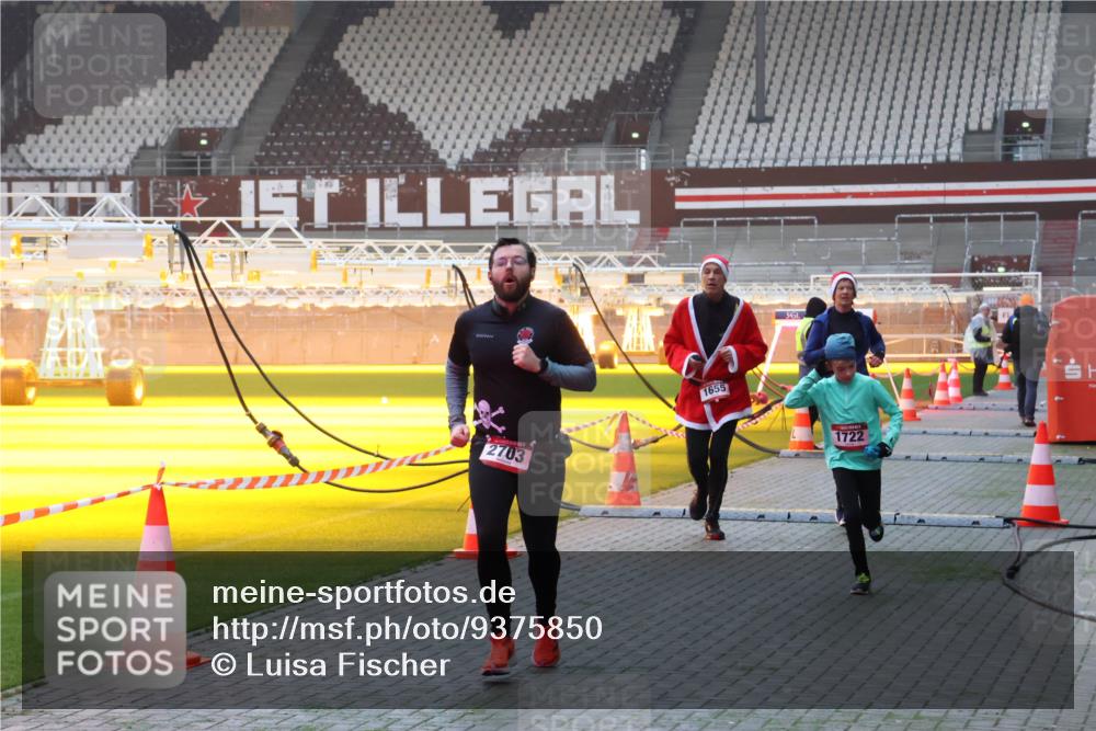 07.12.2025 - St. Pauli X-Mass-Run No. 15 Luisa Fischer http://msf.ph/oto/9375850 07.12.2025 09:55:04 Ziel 2703, 1655, 1722, 1375, 1649, 1655, 1722, 2036, 2133, 2209, 2703, 2900, 3310, 3338 meine-sportfotos.de