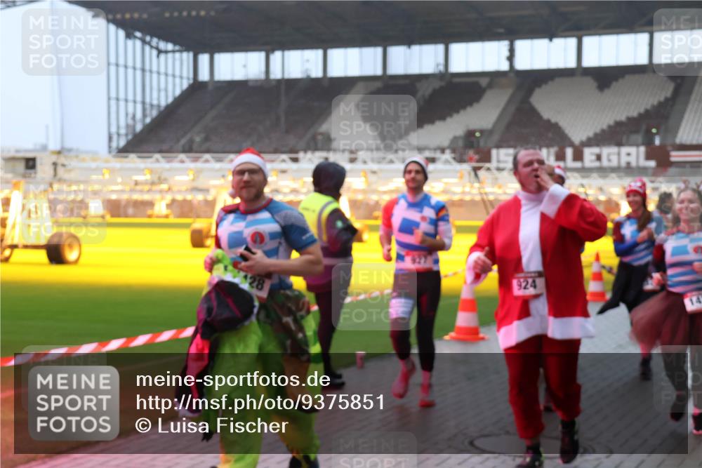 07.12.2025 - St. Pauli X-Mass-Run No. 15 Luisa Fischer http://msf.ph/oto/9375851 07.12.2025 11:06:20 Ziel 28, 924, 92, 199, 204, 298, 300, 402, 403, 414, 556, 659, 693, 831, 854, 858, 878, 920, 924, 925, 927, 929, 932, 944, 973, 1024, 1025, 1046, 1049, 1092, 1196, 1208, 1223, 1229, 1287, 1311, 1428, 1429, 1430, 1432, 1608, 1648, 1840, 1841, 2006, 2243, 2245, 2254, 2884, 3272, 3278, 4579, 4581, 4583, 4585, 4587 meine-sportfotos.de