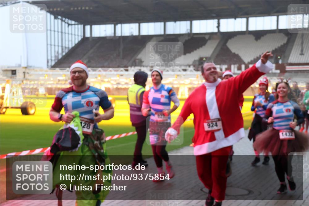 07.12.2025 - St. Pauli X-Mass-Run No. 15 Luisa Fischer http://msf.ph/oto/9375854 07.12.2025 11:06:21 Ziel 128, 924, 1432, 92, 199, 204, 298, 300, 402, 403, 414, 556, 659, 693, 831, 854, 858, 878, 920, 924, 925, 927, 929, 932, 944, 973, 1024, 1025, 1046, 1049, 1092, 1196, 1208, 1223, 1229, 1287, 1428, 1429, 1430, 1432, 1608, 1648, 1840, 1841, 2006, 2243, 2245, 2254, 2884, 3272, 3278, 4579, 4581, 4583, 4585, 4587 meine-sportfotos.de