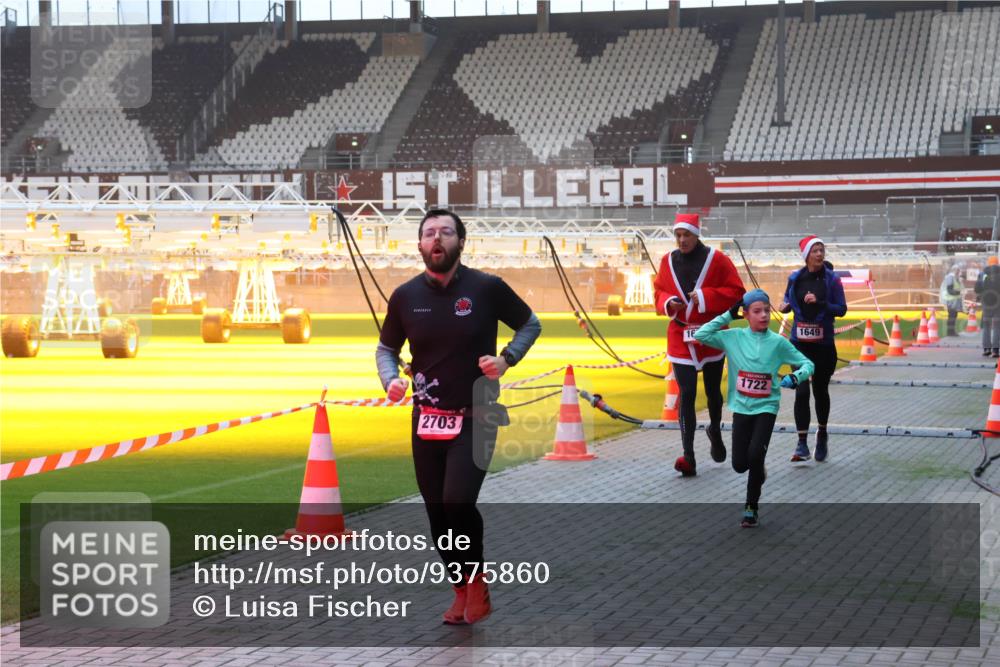 07.12.2025 - St. Pauli X-Mass-Run No. 15 Luisa Fischer http://msf.ph/oto/9375860 07.12.2025 09:55:05 Ziel 2703, 1722, 1649, 1375, 1649, 1655, 1722, 2036, 2133, 2209, 2703, 2900, 3310, 3338, 4088 meine-sportfotos.de