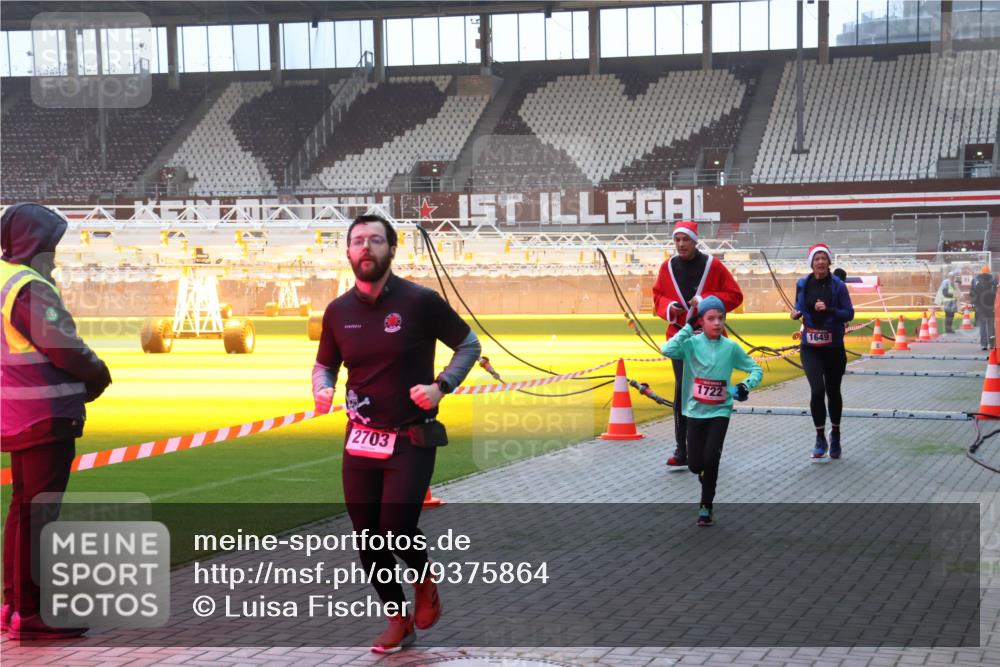 07.12.2025 - St. Pauli X-Mass-Run No. 15 Luisa Fischer http://msf.ph/oto/9375864 07.12.2025 09:55:06 Ziel 2703, 1722, 1649, 1375, 1649, 1655, 1722, 2036, 2133, 2209, 2703, 2900, 3310, 3338, 4088 meine-sportfotos.de