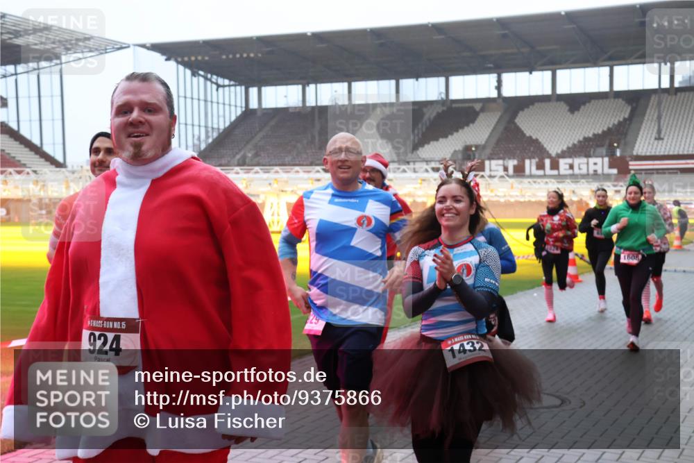 07.12.2025 - St. Pauli X-Mass-Run No. 15 Luisa Fischer http://msf.ph/oto/9375866 07.12.2025 11:06:22 Ziel 15, 924, 1432, 1608, 92, 199, 204, 298, 300, 402, 403, 414, 556, 659, 693, 831, 854, 858, 878, 920, 924, 925, 927, 929, 932, 944, 973, 1024, 1025, 1046, 1049, 1092, 1196, 1208, 1223, 1229, 1287, 1428, 1429, 1430, 1432, 1608, 1648, 1840, 1841, 2006, 2243, 2245, 2254, 2884, 3272, 3278, 4579, 4581, 4583, 4585, 4587 meine-sportfotos.de