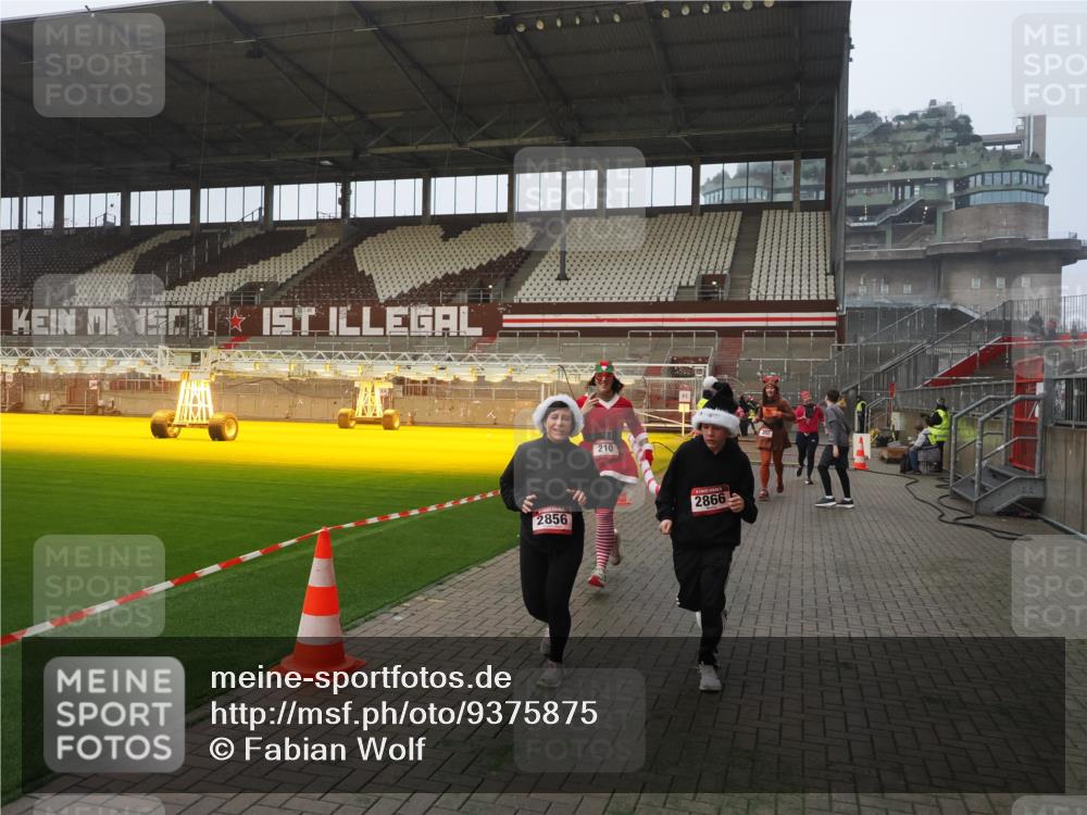 07.12.2025 - St. Pauli X-Mass-Run No. 15 Fabian Wolf http://msf.ph/oto/9375875 07.12.2025 10:05:04 Ziel 202, 210, 292, 699, 1973, 1991, 2168, 2249, 2856, 2866, 3307, 3311 meine-sportfotos.de