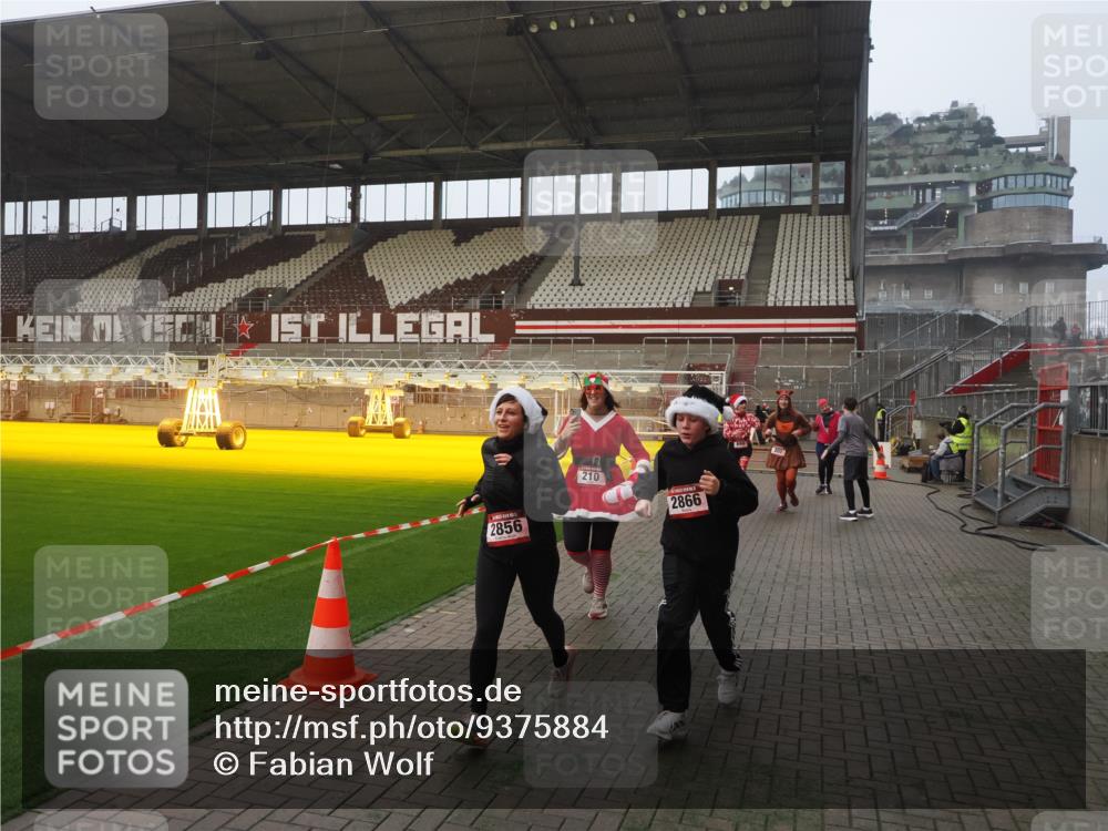 07.12.2025 - St. Pauli X-Mass-Run No. 15 Fabian Wolf http://msf.ph/oto/9375884 07.12.2025 10:05:04 Ziel 202, 210, 292, 699, 1973, 1991, 2168, 2249, 2856, 2866, 3307, 3311 meine-sportfotos.de