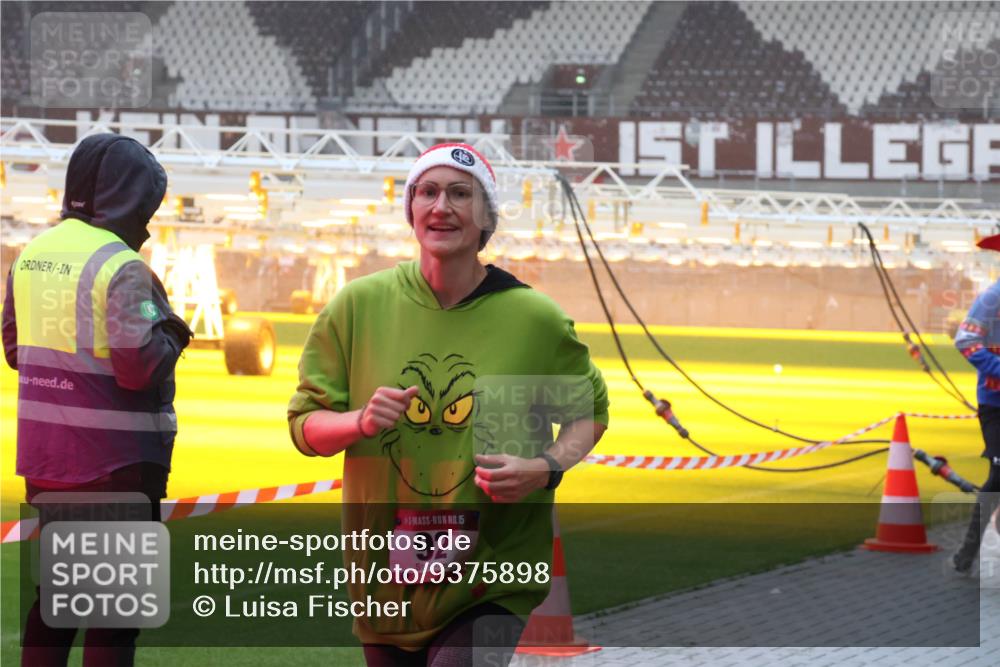 07.12.2025 - St. Pauli X-Mass-Run No. 15 Luisa Fischer http://msf.ph/oto/9375898 07.12.2025 11:06:32 Ziel 15, 92, 92, 199, 204, 298, 300, 402, 403, 414, 474, 486, 556, 659, 693, 831, 854, 858, 878, 920, 924, 925, 927, 929, 932, 944, 973, 1024, 1025, 1046, 1049, 1092, 1196, 1208, 1223, 1229, 1287, 1403, 1428, 1429, 1430, 1432, 1440, 1442, 1608, 1648, 2243, 2245, 2254, 2884, 3272, 3278, 4579, 4581, 4583, 4585, 4587 meine-sportfotos.de