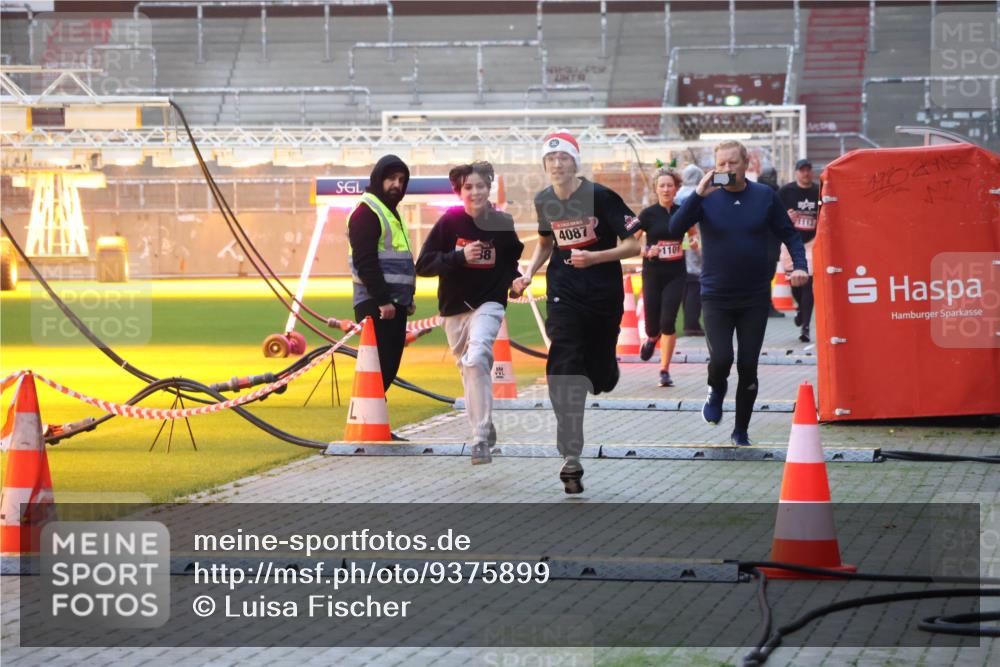 07.12.2025 - St. Pauli X-Mass-Run No. 15 Luisa Fischer http://msf.ph/oto/9375899 07.12.2025 09:55:23 Ziel 4087, 1101, 1113, 1101, 1649, 1655, 1722, 2133, 2209, 2703, 3310, 4087, 4088 meine-sportfotos.de
