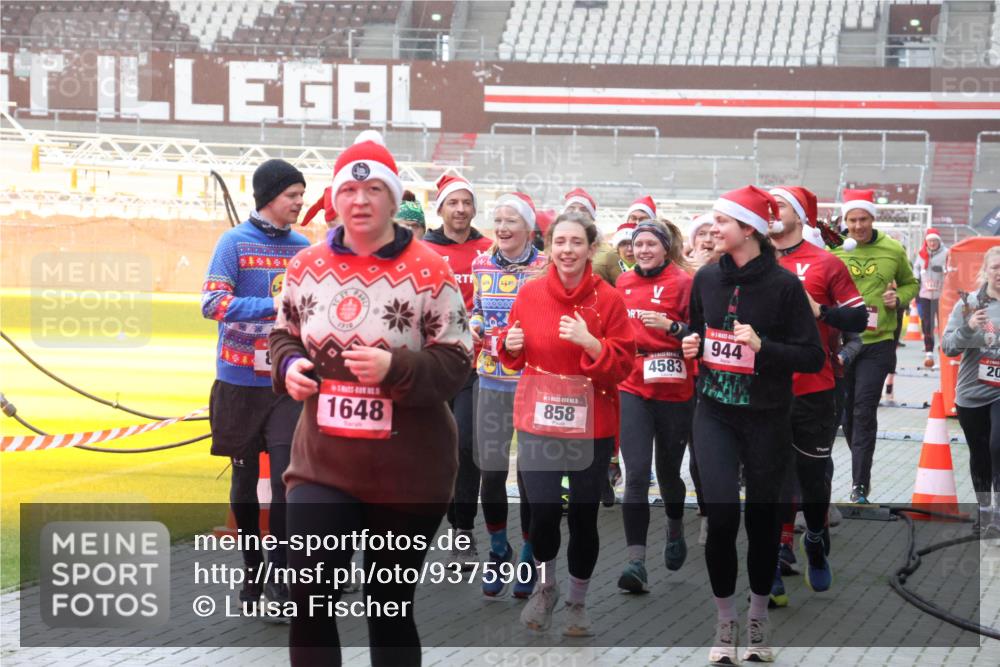 07.12.2025 - St. Pauli X-Mass-Run No. 15 Luisa Fischer http://msf.ph/oto/9375901 07.12.2025 11:06:33 Ziel 1648, 858, 4583, 944, 20, 92, 204, 298, 300, 402, 403, 414, 474, 486, 556, 659, 693, 831, 854, 858, 878, 920, 924, 925, 927, 929, 932, 944, 973, 1024, 1025, 1092, 1196, 1208, 1223, 1229, 1287, 1403, 1428, 1429, 1430, 1432, 1440, 1442, 1608, 1648, 2243, 2245, 2254, 3272, 3278, 4579, 4581, 4583, 4585, 4587 meine-sportfotos.de