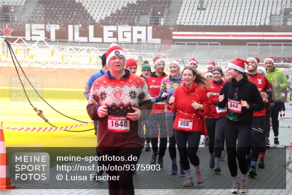 07.12.2025 - St. Pauli X-Mass-Run No. 15 Luisa Fischer http://msf.ph/oto/9375903 07.12.2025 11:06:34 Ziel 10, 1648, 858, 4303, 944, 92, 204, 298, 300, 402, 403, 414, 474, 486, 556, 659, 693, 854, 858, 878, 920, 924, 925, 927, 929, 932, 944, 973, 1024, 1025, 1092, 1196, 1208, 1223, 1229, 1287, 1403, 1428, 1429, 1430, 1432, 1440, 1442, 1608, 1648, 2243, 2245, 2254, 3272, 3278, 4579, 4581, 4583, 4585, 4587 meine-sportfotos.de