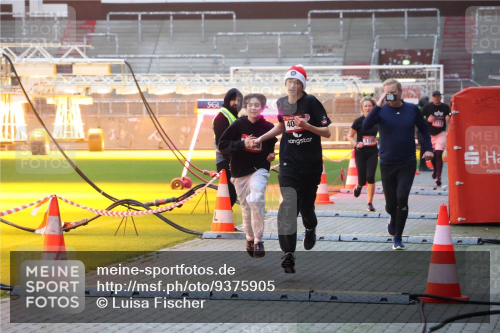 07.12.2025 - St. Pauli X-Mass-Run No. 15 Luisa Fischer http://msf.ph/oto/9375905 07.12.2025 09:55:24 Ziel 40, 1101, 7113, 1101, 1649, 1655, 1722, 2133, 2209, 2703, 3310, 4087, 4088 meine-sportfotos.de
