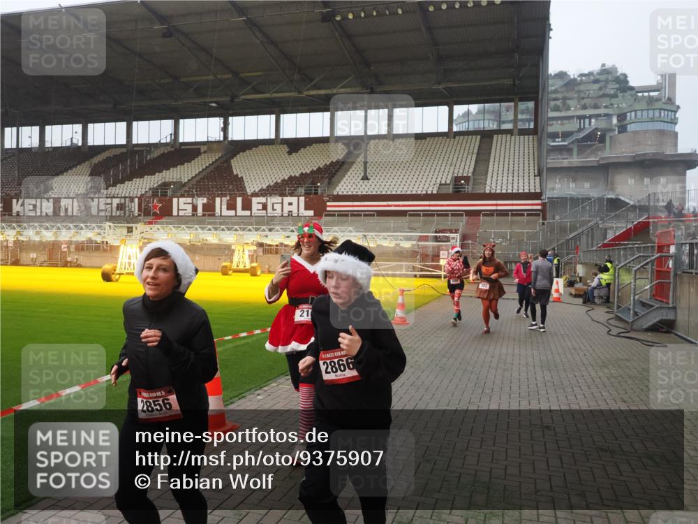 07.12.2025 - St. Pauli X-Mass-Run No. 15 Fabian Wolf http://msf.ph/oto/9375907 07.12.2025 10:05:05 Ziel 202, 210, 292, 699, 1973, 1991, 2168, 2249, 2856, 2866, 3307, 3311 meine-sportfotos.de
