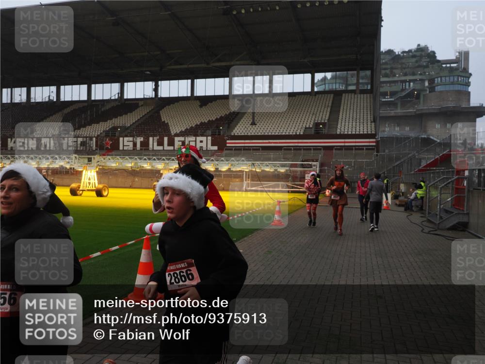 07.12.2025 - St. Pauli X-Mass-Run No. 15 Fabian Wolf http://msf.ph/oto/9375913 07.12.2025 10:05:05 Ziel 202, 210, 292, 699, 1973, 1991, 2168, 2249, 2856, 2866, 3307, 3311 meine-sportfotos.de