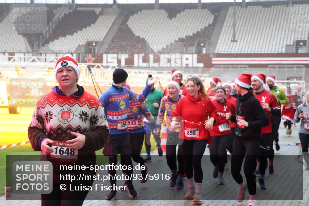 07.12.2025 - St. Pauli X-Mass-Run No. 15 Luisa Fischer http://msf.ph/oto/9375916 07.12.2025 11:06:35 Ziel 1910, 1648, 854, 243, 858, 4583, 92, 204, 298, 300, 402, 403, 414, 474, 486, 556, 659, 693, 854, 858, 878, 920, 924, 925, 927, 929, 932, 944, 973, 1024, 1025, 1092, 1196, 1208, 1223, 1229, 1287, 1403, 1428, 1429, 1430, 1432, 1440, 1442, 1608, 1648, 2243, 2245, 2254, 3272, 3278, 4579, 4581, 4583, 4585, 4587 meine-sportfotos.de