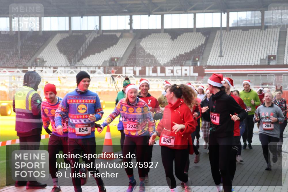 07.12.2025 - St. Pauli X-Mass-Run No. 15 Luisa Fischer http://msf.ph/oto/9375927 07.12.2025 11:06:37 Ziel 854, 2245, 858, 944, 204, 92, 204, 298, 300, 402, 403, 414, 474, 486, 556, 659, 693, 854, 858, 878, 920, 924, 925, 927, 929, 932, 944, 973, 1024, 1025, 1092, 1196, 1208, 1223, 1229, 1287, 1403, 1428, 1429, 1430, 1432, 1440, 1442, 1608, 1648, 2243, 2245, 2254, 3272, 3278, 4579, 4581, 4583, 4585, 4587 meine-sportfotos.de