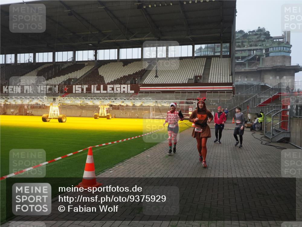 07.12.2025 - St. Pauli X-Mass-Run No. 15 Fabian Wolf http://msf.ph/oto/9375929 07.12.2025 10:05:07 Ziel 202, 210, 292, 699, 1973, 1991, 2168, 2249, 2856, 2866, 3307, 3311 meine-sportfotos.de