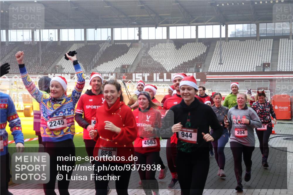 07.12.2025 - St. Pauli X-Mass-Run No. 15 Luisa Fischer http://msf.ph/oto/9375938 07.12.2025 11:06:38 Ziel 2245, 16, 10, 10, 858, 4583, 944, 204, 92, 204, 298, 300, 402, 403, 414, 474, 486, 556, 659, 693, 854, 858, 878, 920, 924, 925, 927, 929, 932, 944, 973, 1024, 1025, 1092, 1196, 1208, 1223, 1229, 1287, 1403, 1428, 1429, 1430, 1432, 1440, 1442, 1556, 1564, 1608, 1648, 2243, 2245, 2254, 3272, 3278, 4579, 4581, 4583, 4585, 4587 meine-sportfotos.de