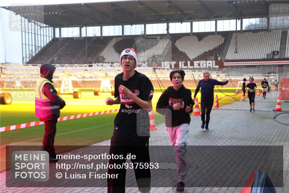 07.12.2025 - St. Pauli X-Mass-Run No. 15 Luisa Fischer http://msf.ph/oto/9375953 07.12.2025 09:55:29 Ziel 408, 40, 1101, 1113, 1649, 1655, 1722, 2703, 4087, 4088 meine-sportfotos.de
