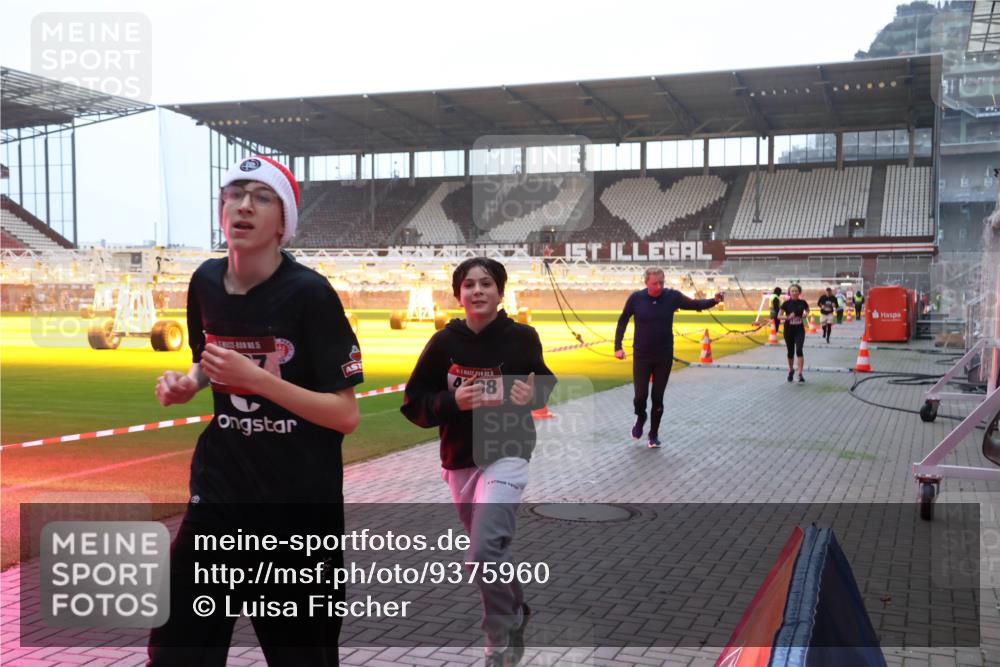 07.12.2025 - St. Pauli X-Mass-Run No. 15 Luisa Fischer http://msf.ph/oto/9375960 07.12.2025 09:55:30 Ziel 1230, 8, 1101, 1113, 1649, 1655, 1722, 2703, 4087, 4088 meine-sportfotos.de
