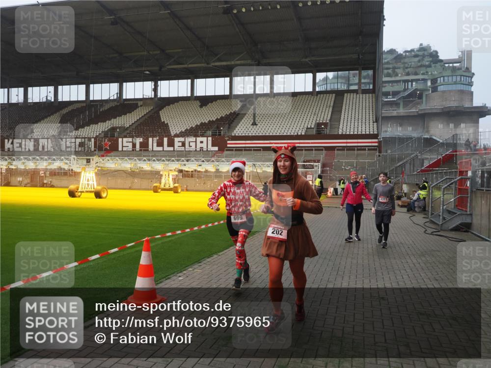 07.12.2025 - St. Pauli X-Mass-Run No. 15 Fabian Wolf http://msf.ph/oto/9375965 07.12.2025 10:05:08 Ziel 114, 202, 210, 292, 699, 1973, 1991, 2168, 2249, 2856, 2866, 3307, 3311 meine-sportfotos.de