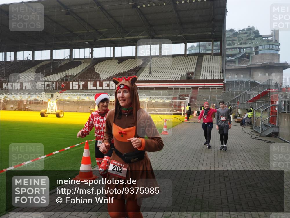 07.12.2025 - St. Pauli X-Mass-Run No. 15 Fabian Wolf http://msf.ph/oto/9375985 07.12.2025 10:05:08 Ziel 114, 202, 210, 292, 699, 1973, 1991, 2168, 2249, 2856, 2866, 3307, 3311 meine-sportfotos.de