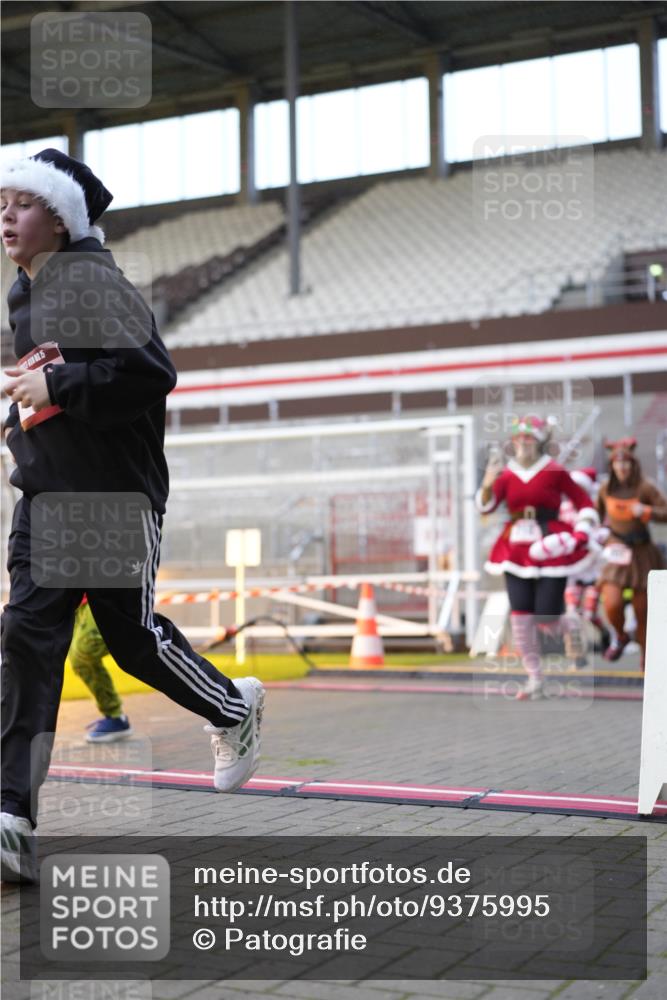 07.12.2025 - St. Pauli X-Mass-Run No. 15 Patografie http://msf.ph/oto/9375995 07.12.2025 10:04:58 Ziel 202, 210, 292, 699, 1217, 1973, 1991, 2168, 2249, 2856, 2866, 3307, 3311 meine-sportfotos.de