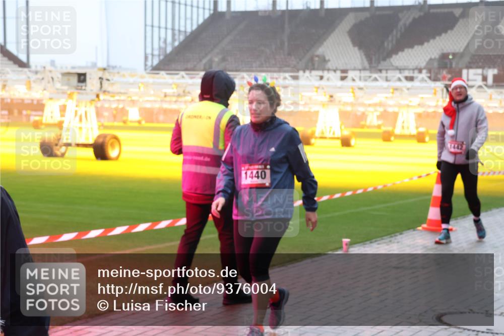 07.12.2025 - St. Pauli X-Mass-Run No. 15 Luisa Fischer http://msf.ph/oto/9376004 07.12.2025 11:06:54 Ziel 1440, 92, 204, 359, 382, 402, 403, 414, 474, 486, 556, 565, 693, 854, 858, 878, 920, 944, 1024, 1025, 1223, 1229, 1285, 1286, 1287, 1403, 1429, 1430, 1440, 1442, 1556, 1564, 1648, 1708, 2243, 2245, 4579, 4581, 4582, 4583, 4585, 4587, 4588 meine-sportfotos.de
