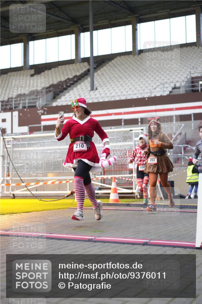 07.12.2025 - St. Pauli X-Mass-Run No. 15 Patografie http://msf.ph/oto/9376011 07.12.2025 10:04:59 Ziel 202, 210, 292, 699, 1973, 1991, 2168, 2249, 2856, 2866, 3307, 3311 meine-sportfotos.de