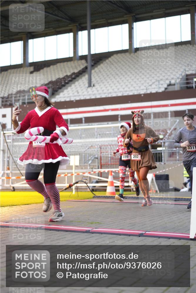 07.12.2025 - St. Pauli X-Mass-Run No. 15 Patografie http://msf.ph/oto/9376026 07.12.2025 10:04:59 Ziel 202, 210, 292, 699, 1973, 1991, 2168, 2249, 2856, 2866, 3307, 3311 meine-sportfotos.de
