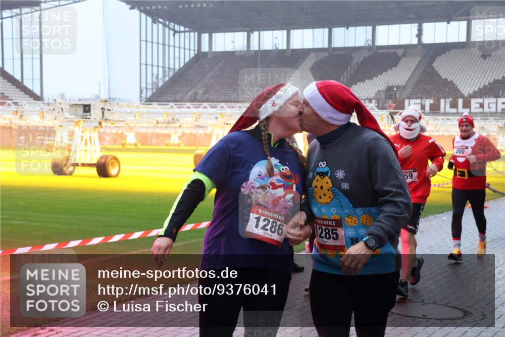 07.12.2025 - St. Pauli X-Mass-Run No. 15 Luisa Fischer http://msf.ph/oto/9376041 07.12.2025 11:07:08 Ziel 15, 1286, 1, 15, 285, 59, 200, 204, 359, 382, 414, 474, 486, 565, 595, 1285, 1286, 1403, 1440, 1442, 1462, 1469, 1556, 1564, 1634, 1666, 1708, 1751, 4582, 4588 meine-sportfotos.de