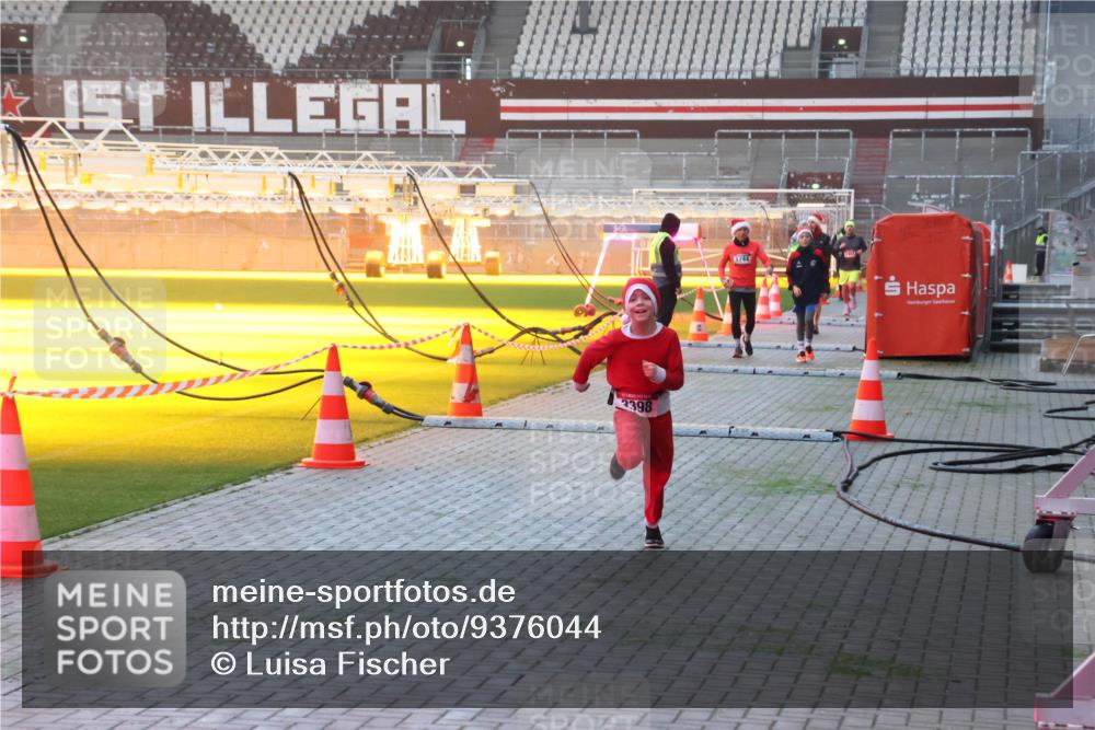 07.12.2025 - St. Pauli X-Mass-Run No. 15 Luisa Fischer http://msf.ph/oto/9376044 07.12.2025 09:56:19 Ziel 3398, 1744, 312, 1530, 1744, 3398 meine-sportfotos.de