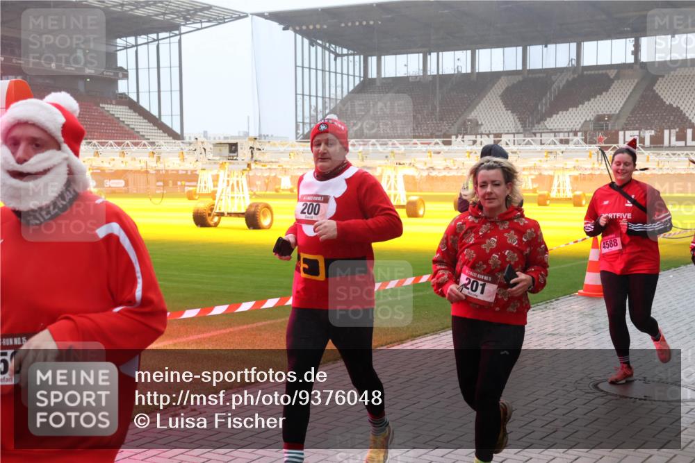 07.12.2025 - St. Pauli X-Mass-Run No. 15 Luisa Fischer http://msf.ph/oto/9376048 07.12.2025 11:07:11 Ziel 15, 5, 200, 15, 201, 4588, 359, 382, 474, 486, 565, 595, 1285, 1286, 1403, 1440, 1442, 1462, 1469, 1556, 1564, 1634, 1666, 1708, 1751, 1861, 4582, 4588 meine-sportfotos.de