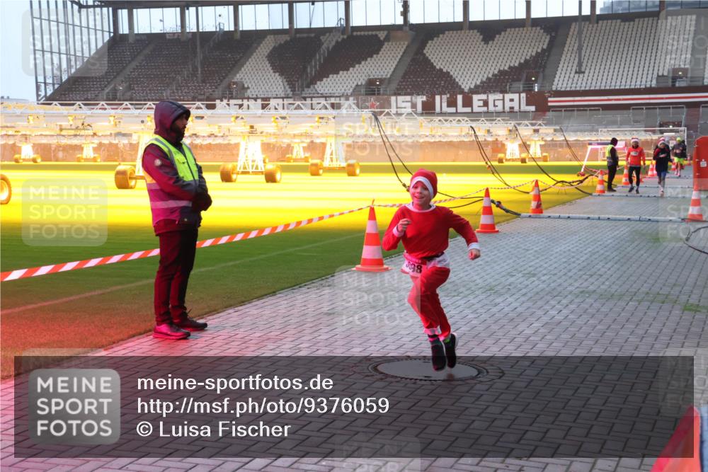 07.12.2025 - St. Pauli X-Mass-Run No. 15 Luisa Fischer http://msf.ph/oto/9376059 07.12.2025 09:56:21 Ziel 98, 312, 1483, 1530, 1744, 3398 meine-sportfotos.de