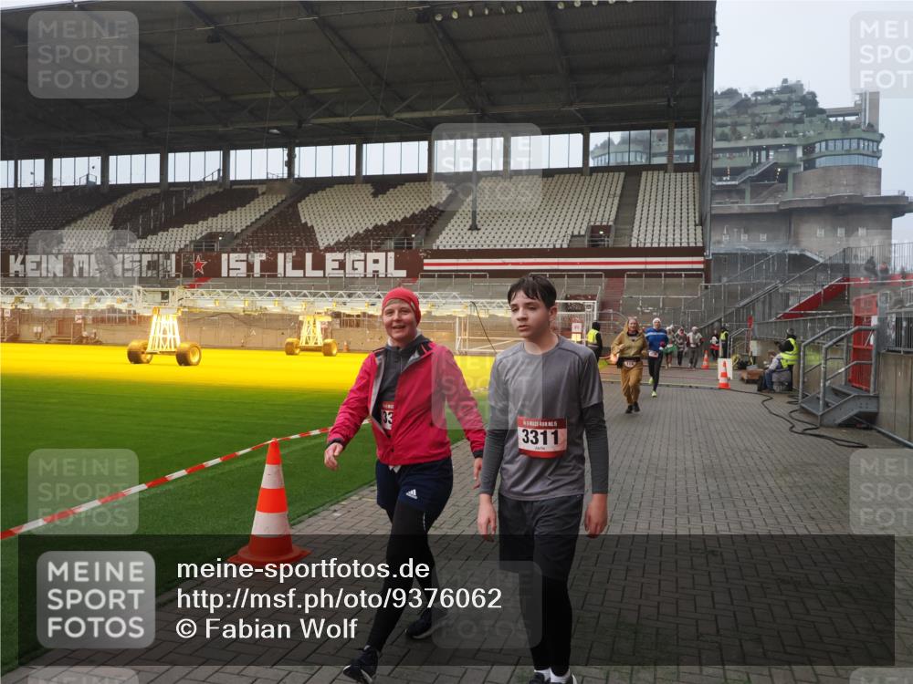 07.12.2025 - St. Pauli X-Mass-Run No. 15 Fabian Wolf http://msf.ph/oto/9376062 07.12.2025 10:05:12 Ziel 114, 202, 210, 292, 699, 1973, 1991, 2168, 2249, 2856, 2866, 3186, 3307, 3311 meine-sportfotos.de