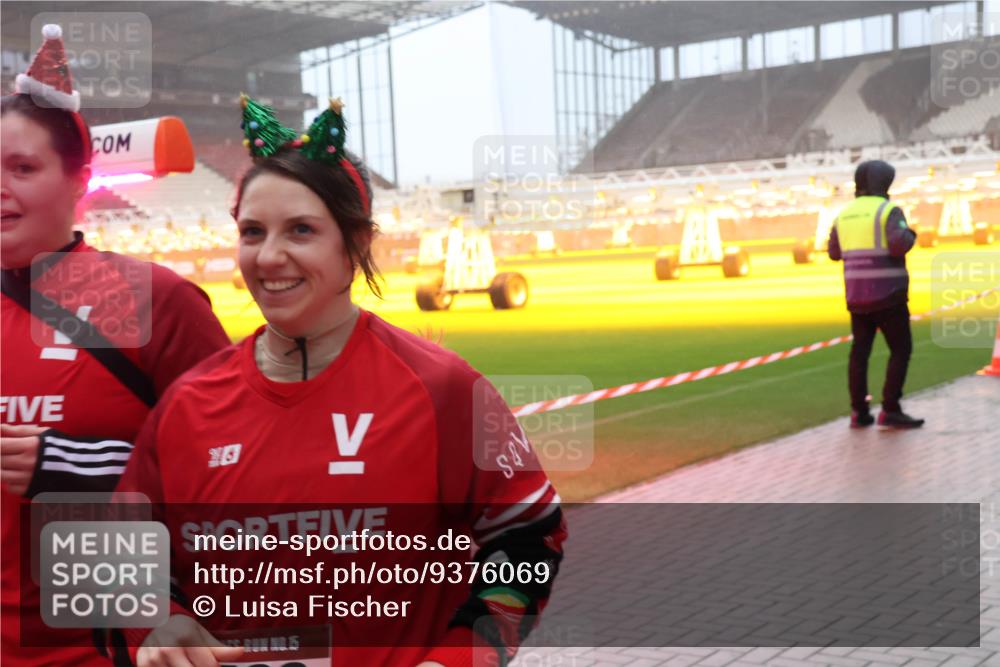 07.12.2025 - St. Pauli X-Mass-Run No. 15 Luisa Fischer http://msf.ph/oto/9376069 07.12.2025 11:07:14 Ziel 16, 5, 359, 382, 565, 595, 1285, 1286, 1440, 1442, 1462, 1469, 1556, 1564, 1634, 1666, 1708, 1751, 1861, 1862, 4582, 4588 meine-sportfotos.de
