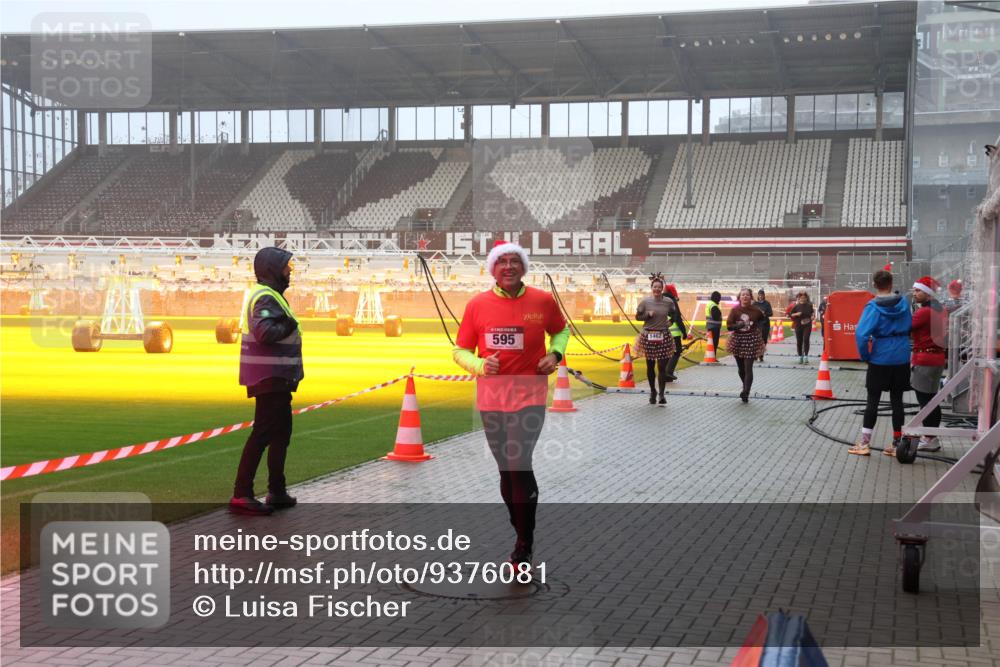 07.12.2025 - St. Pauli X-Mass-Run No. 15 Luisa Fischer http://msf.ph/oto/9376081 07.12.2025 11:07:17 Ziel 595, 1462, 359, 382, 565, 595, 1285, 1286, 1440, 1442, 1462, 1469, 1556, 1564, 1634, 1666, 1708, 1751, 1861, 1862, 4582, 4588 meine-sportfotos.de