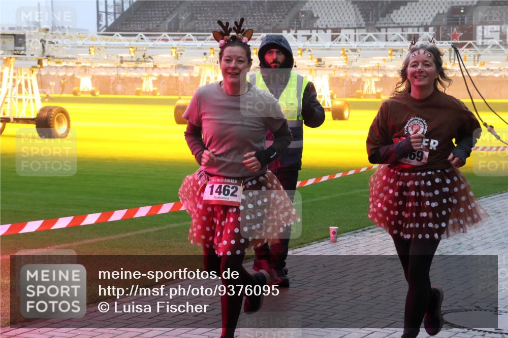 07.12.2025 - St. Pauli X-Mass-Run No. 15 Luisa Fischer http://msf.ph/oto/9376095 07.12.2025 11:07:24 Ziel 15, 1462, 69, 281, 342, 344, 359, 382, 565, 595, 596, 688, 1285, 1286, 1462, 1469, 1556, 1564, 1585, 1587, 1634, 1666, 1708, 1751, 1861, 1862, 4582, 4588 meine-sportfotos.de
