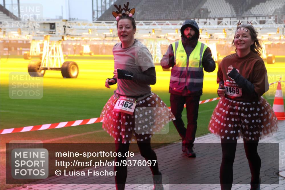 07.12.2025 - St. Pauli X-Mass-Run No. 15 Luisa Fischer http://msf.ph/oto/9376097 07.12.2025 11:07:24 Ziel 15, 1462, 6709, 13, 1469, 281, 342, 344, 359, 382, 565, 595, 596, 688, 1285, 1286, 1462, 1469, 1556, 1564, 1585, 1587, 1634, 1666, 1708, 1751, 1861, 1862, 4582, 4588 meine-sportfotos.de