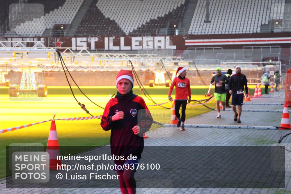 07.12.2025 - St. Pauli X-Mass-Run No. 15 Luisa Fischer http://msf.ph/oto/9376100 07.12.2025 09:56:31 Ziel 1744, 1483, 312, 1483, 1530, 1744, 3398 meine-sportfotos.de