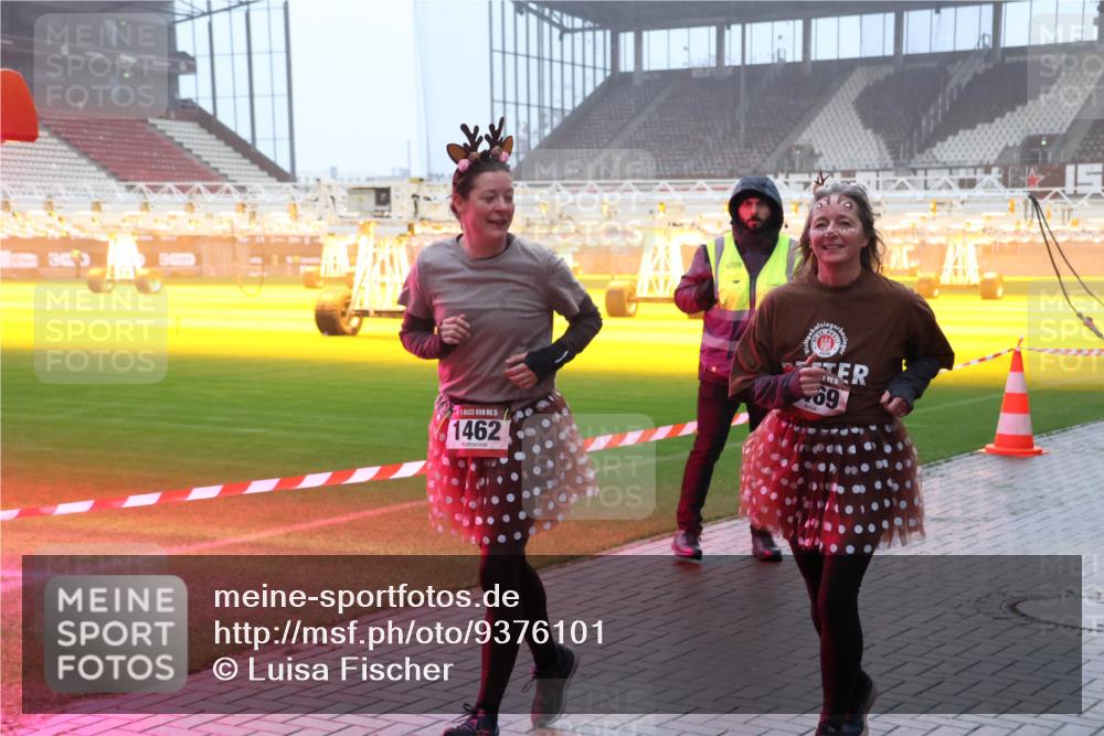 07.12.2025 - St. Pauli X-Mass-Run No. 15 Luisa Fischer http://msf.ph/oto/9376101 07.12.2025 11:07:24 Ziel 15, 1462, 6709, 1910, 15, 69, 281, 342, 344, 359, 382, 565, 595, 596, 688, 1285, 1286, 1462, 1469, 1556, 1564, 1585, 1587, 1634, 1666, 1708, 1751, 1861, 1862, 4582, 4588 meine-sportfotos.de