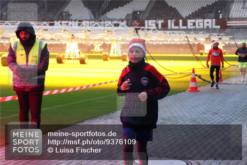 07.12.2025 - St. Pauli X-Mass-Run No. 15 Luisa Fischer http://msf.ph/oto/9376109 07.12.2025 09:56:32 Ziel 6709, 1744, 312, 1483, 1530, 1744, 3398 meine-sportfotos.de