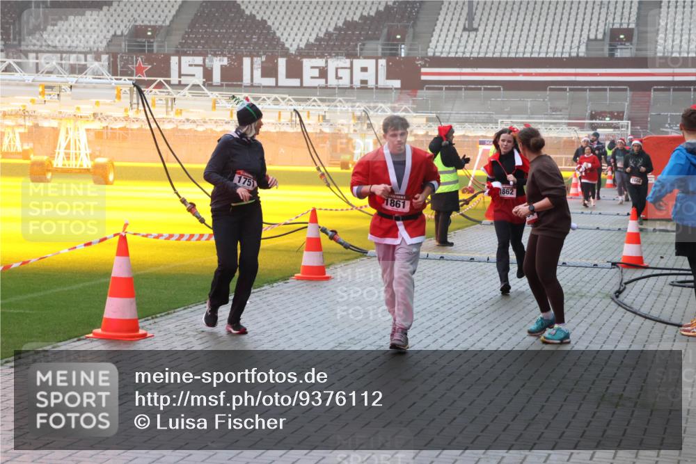 07.12.2025 - St. Pauli X-Mass-Run No. 15 Luisa Fischer http://msf.ph/oto/9376112 07.12.2025 11:07:27 Ziel 1862, 1751, 1861, 281, 342, 344, 359, 382, 490, 565, 591, 595, 596, 603, 621, 622, 688, 1202, 1206, 1285, 1286, 1462, 1469, 1585, 1587, 1634, 1666, 1708, 1751, 1861, 1862, 2403, 4582, 4588 meine-sportfotos.de