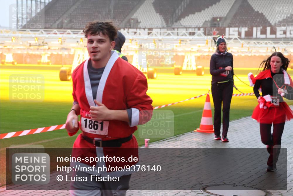 07.12.2025 - St. Pauli X-Mass-Run No. 15 Luisa Fischer http://msf.ph/oto/9376140 07.12.2025 11:07:30 Ziel 1861, 62, 281, 342, 344, 359, 382, 476, 490, 565, 591, 595, 596, 603, 621, 622, 673, 688, 781, 1202, 1206, 1233, 1285, 1462, 1469, 1585, 1587, 1634, 1666, 1708, 1751, 1861, 1862, 2403, 4582, 4588, 5008 meine-sportfotos.de