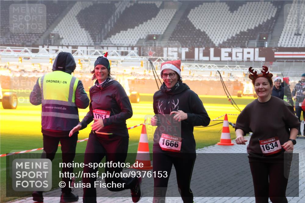07.12.2025 - St. Pauli X-Mass-Run No. 15 Luisa Fischer http://msf.ph/oto/9376153 07.12.2025 11:07:38 Ziel 15, 1751, 15, 1666, 5, 1634, 281, 342, 344, 476, 490, 591, 595, 596, 603, 621, 622, 673, 688, 781, 1202, 1206, 1233, 1462, 1469, 1585, 1587, 1634, 1666, 1708, 1751, 1861, 1862, 2403, 5008 meine-sportfotos.de
