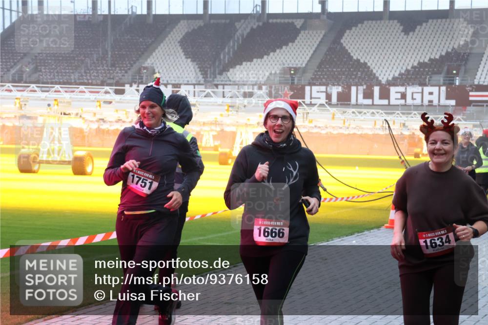 07.12.2025 - St. Pauli X-Mass-Run No. 15 Luisa Fischer http://msf.ph/oto/9376158 07.12.2025 11:07:38 Ziel 5, 1751, 15, 1666, 5, 1634, 281, 342, 344, 476, 490, 591, 595, 596, 603, 621, 622, 673, 688, 781, 1202, 1206, 1233, 1462, 1469, 1585, 1587, 1634, 1666, 1708, 1751, 1861, 1862, 2403, 5008 meine-sportfotos.de