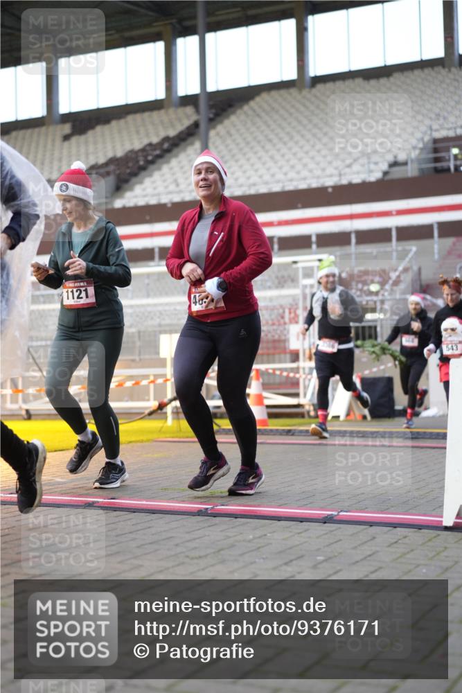 07.12.2025 - St. Pauli X-Mass-Run No. 15 Patografie http://msf.ph/oto/9376171 07.12.2025 10:05:15 Ziel 114, 202, 543, 668, 699, 950, 1121, 1316, 1374, 1481, 1661, 1761, 3186, 3307, 3311, 3386, 4036, 4556, 4558 meine-sportfotos.de