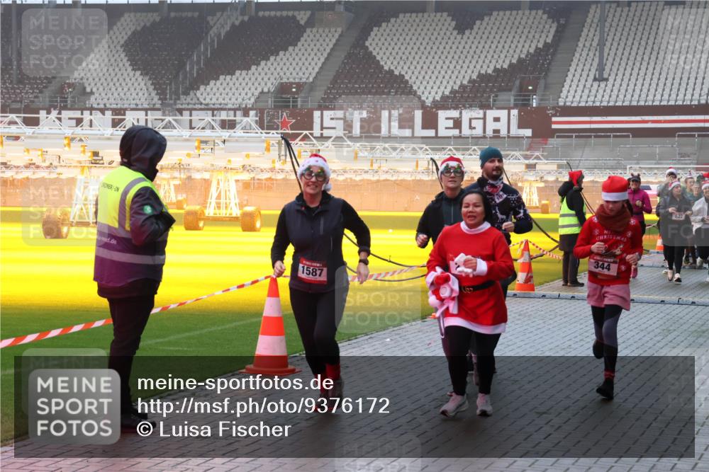 07.12.2025 - St. Pauli X-Mass-Run No. 15 Luisa Fischer http://msf.ph/oto/9376172 07.12.2025 11:07:42 Ziel 1587, 344, 622, 77, 281, 315, 342, 344, 476, 490, 591, 595, 596, 603, 621, 622, 673, 688, 781, 1202, 1206, 1233, 1235, 1462, 1469, 1585, 1587, 1634, 1666, 1751, 1824, 1861, 1862, 1866, 2403, 5008 meine-sportfotos.de