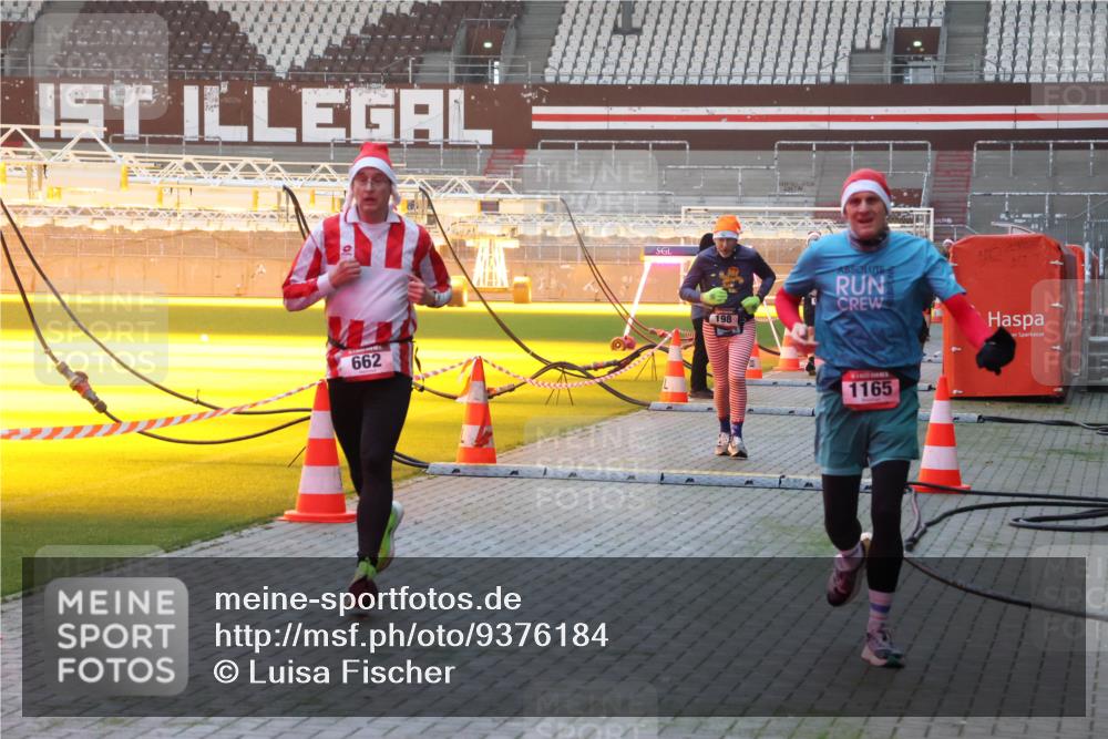 07.12.2025 - St. Pauli X-Mass-Run No. 15 Luisa Fischer http://msf.ph/oto/9376184 07.12.2025 09:56:59 Ziel 662, 198, 1165, 198, 662, 1116, 1165, 1483, 1530, 3255, 4208, 4209 meine-sportfotos.de