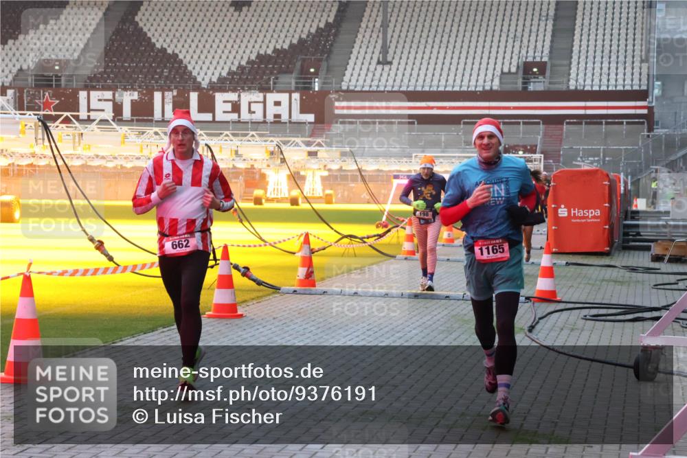 07.12.2025 - St. Pauli X-Mass-Run No. 15 Luisa Fischer http://msf.ph/oto/9376191 07.12.2025 09:57:00 Ziel 662, 198, 2, 5, 1165, 198, 662, 1116, 1165, 1483, 1530, 3255, 4208, 4209 meine-sportfotos.de