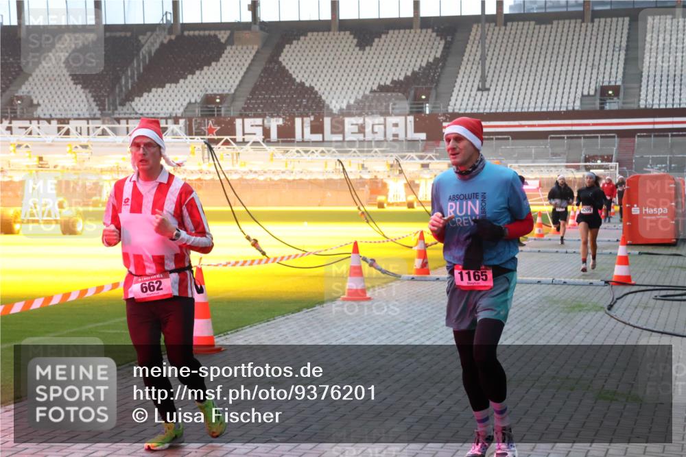 07.12.2025 - St. Pauli X-Mass-Run No. 15 Luisa Fischer http://msf.ph/oto/9376201 07.12.2025 09:57:01 Ziel 662, 4209, 1165, 198, 497, 662, 1116, 1165, 1483, 1530, 3255, 4208, 4209 meine-sportfotos.de